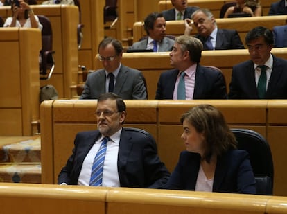 Mariano Rajoy, sentado en el escaño, junto a la vicepresidenta, Soraya Sáenz de Santamaría, instantes antes del comienzo del pleno.