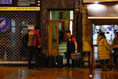 Agentes de la Ertzaintza investigan la muerte violenta de la mujer de 84 a?os en un domicilio de la calle Arrandi de Barakaldo.