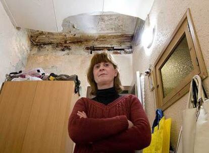 Carmen Lorente, víctima de acoso inmobiliario, en su casa de la calle de Robadors, 33, de Barcelona.
