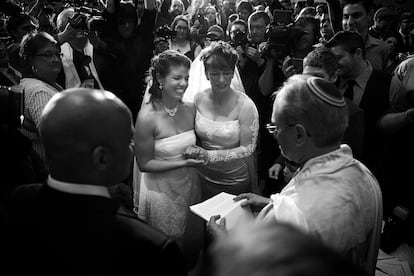 Una pareja se casa en Denver, Estados Unidos, en mayo de 2013, poco después de aprobarse el matrimonio gay en el Estado de Colorado.