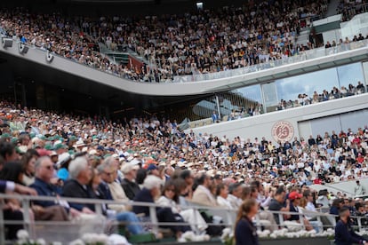 Espectadores observan la final masculina de Roland Garros.