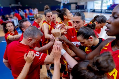 La selección española de baloncesto unida en torno a su seleccionador Miguél Méndez.
