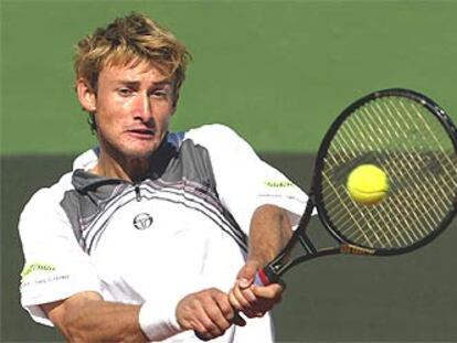 Juan Carlos Ferrero, en una devolución, ayer, frente a Cristof Vliegen.