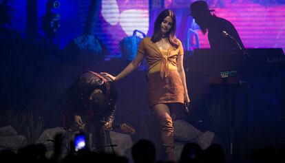 Lana del Rey durante su concierto en Barcelona, este jueves.