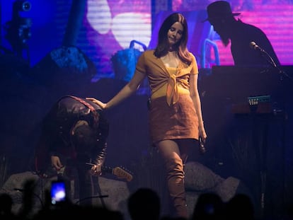 Lana del Rey durante su concierto en Barcelona, este jueves.