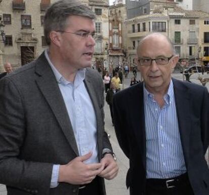 Cristóbal Montoro (derecha), junto a José Enrique Fernández de Moya.