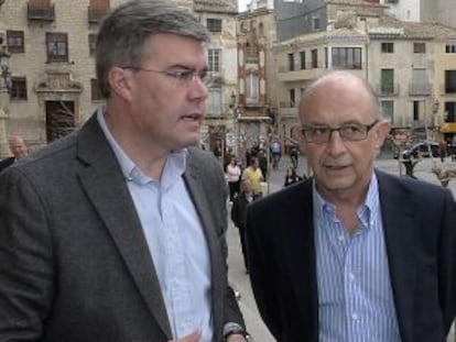 Cristóbal Montoro (derecha), junto a José Enrique Fernández de Moya.