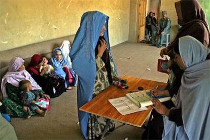 Una mujer afgana se registra en Kabul para votar en las elecciones legislativas del próximo septiembre.
