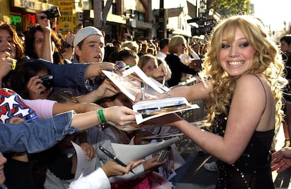 Hilary Duff, que saltó a la fama gracias a la serie de Disney Channel 'Lizzie McGuire', firmando unos autógrafos en 2003.