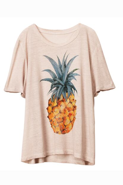 La piña es la protagonista de esta maxi camiseta de H&M (19,95 euros).