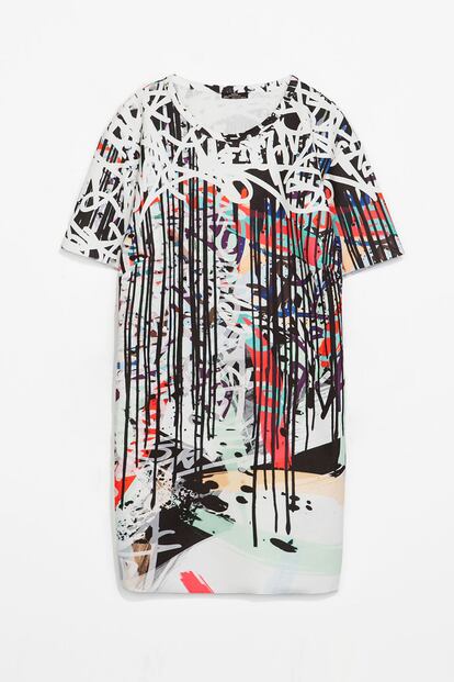 Vestido con estampado 'arte urbano' de Zara (29,95 euros).