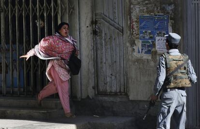 Una mujer huye del lugar del atentado .