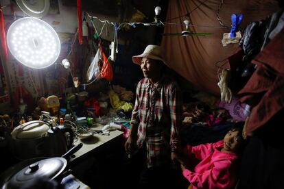 Migrant worker Wang Qin and her 10-year-old granddaughter Feng Aobin sit in their one-room home at the outskirts of Beijing, China October 1, 2017. Picture taken October 1, 2017. REUTERS/Thomas Peter