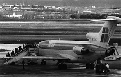 Un grupo de pasajeros sube a un avión de Iberia.