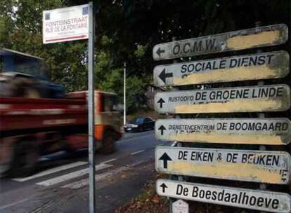 Carteles situados en la zona flamenca de Bélgica con las indicaciones en francés tachadas.