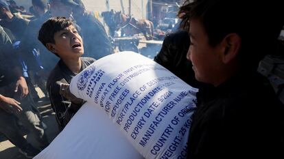 Gazatíes recogen sacos de harina distribuidos por la UNRWA, el pasado febrero en la ciudad de Rafah.