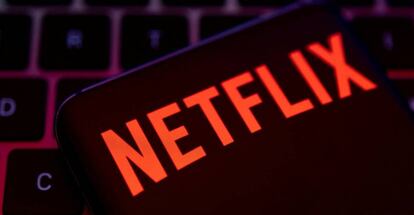 El logo de Netflix en la pantalla de un móvil.