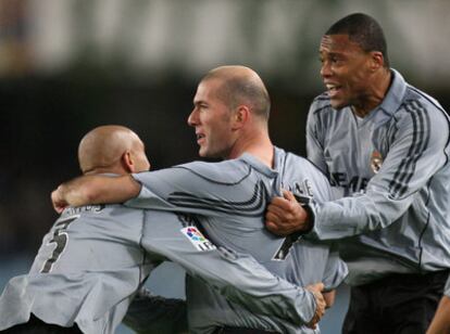 Zidane recibe los abrazos de Roberto Carlos y Baptista mientras Raúl Bravo corre a felicitarle también.