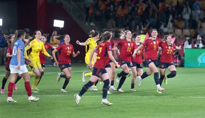 Las jugadoras de la selección festejan su victoria tras el partido.