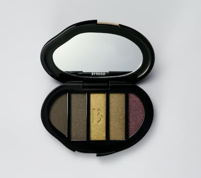 Conviene trabajar las sombras con la ayuda de un pincel. Paleta de cinco colores de Byredo.