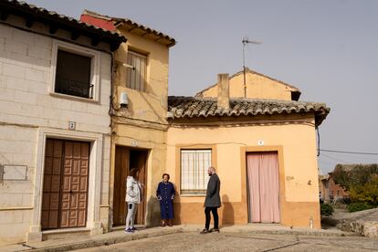 Nati, Basilia Aparicio y Pablo Merino frente a un inmueble en Fuentes de Nava, el 30 de octubre.