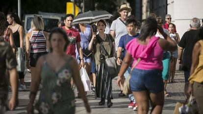 Turistes al sol aquesta tarda a Barcelona.