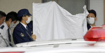 La policía japonesa cubre al detenido, Yoshitane Yamasaki, durante su traslado al juzgado.