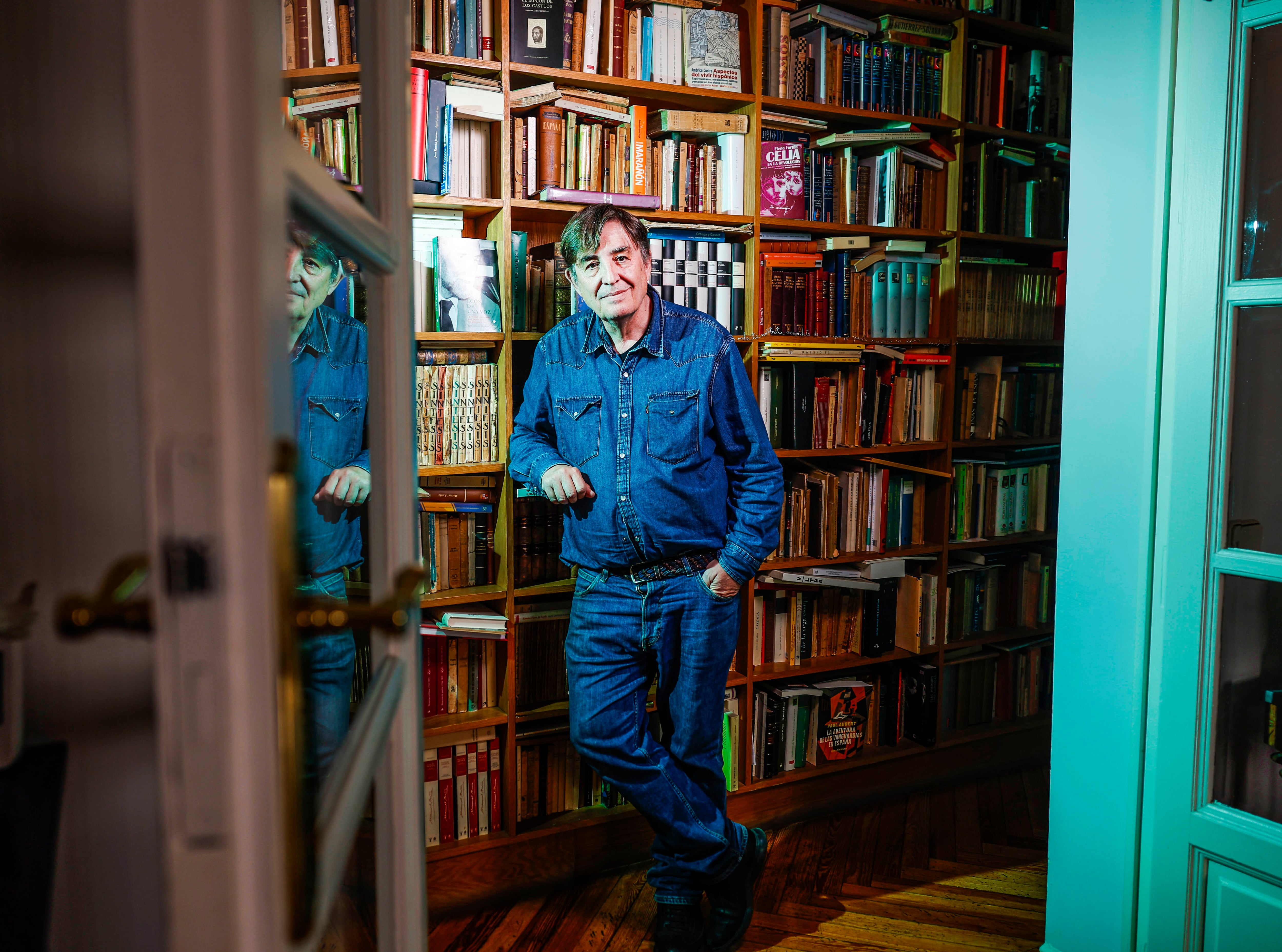Luis García Montero posa ante su librería.