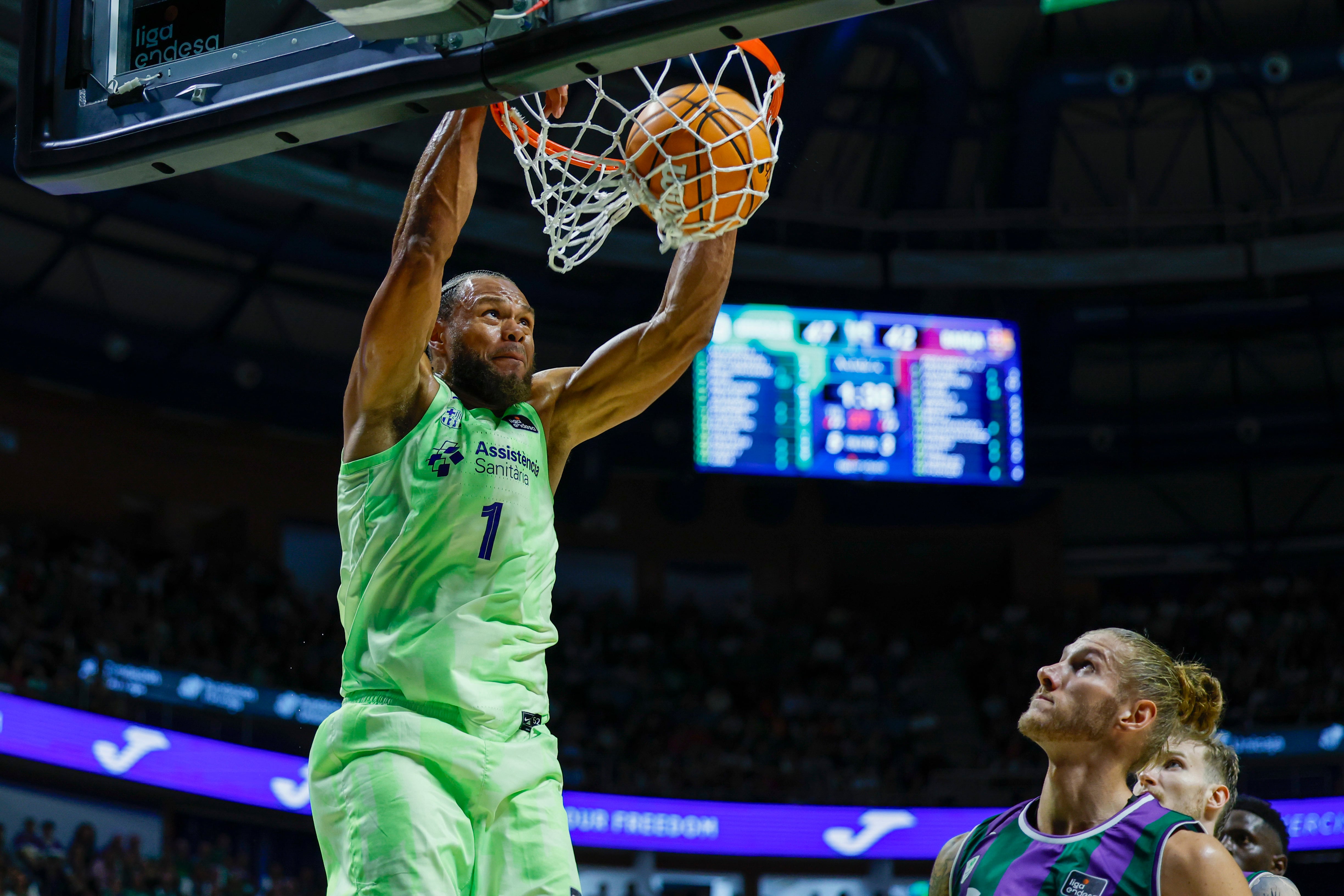 El Unicaja sigue invicto en la ACB tras ganar con mérito al Barcelona