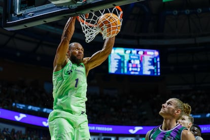 El alero estadounidense del Barcelona Justin Anderson (i) durante el encuentro de la Liga Endesa entre Unicaja Málaga y FC Barcelona, este domingo en el Palacio de Deportes José María Martín Carpena de Málaga.