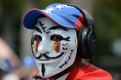 Un partidario de la oposición participa en la manifestación contra la Asamblea Constituyente, en Caracas.