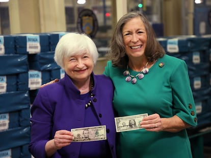 Janet Yellen, US Treasury secretary, left, and Lynn Malerba, treasurer of the United States, hold up signed banknotes in Fort Worth, Texas, US, on Thursday, Dec. 8, 2022.