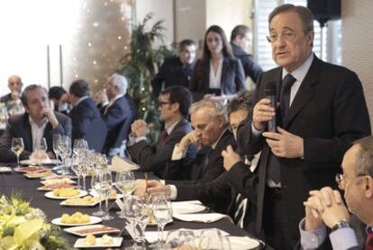 Florentino Pérez pronuncia su discurso de Navidad, ayer en el Bernabéu.