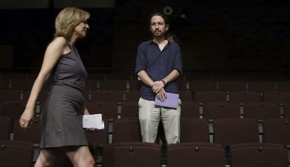 Pablo Iglesias, observa a Tania Sánchez, durante la presentación de su candidatura.