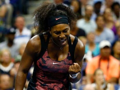 Serena celebra un punto contra su hermana Venus.