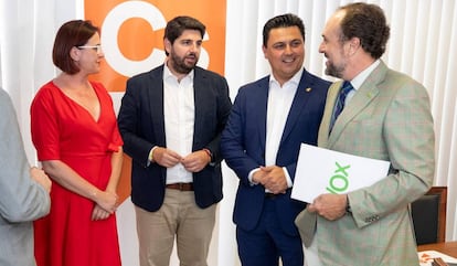 Fernando López Miras, presidente de la Comunidad de Murcia y José Miguel Luengo, junto a la portavoz del grupo parlamentario Ciudadanos, Isabel Franco y el secretario general del grupo Vox, Luis Gestoso.