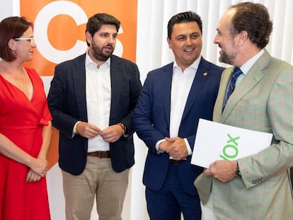 Fernando López Miras, presidente de la Comunidad de Murcia y José Miguel Luengo, junto a la portavoz del grupo parlamentario Ciudadanos, Isabel Franco y el secretario general del grupo Vox, Luis Gestoso.