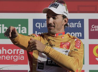 Fabian Cancellara se viste con el jersey de líder.