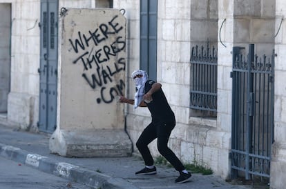 Un manifestante palestino lanza piedras contra las fuerzas de seguridad israelíes tras una protesta en la ciudad de Belén (Cisjordania).