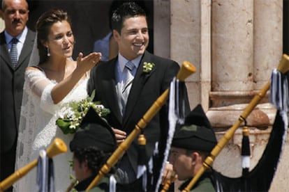 El cantante David Bustamante, de la misma generación de triunfitos que Rosa o David Bisbal, se ha casado en la basílica de Covadonga con la actriz asturiana Paula Echevarría, en un enlace que ha generado gran expectación en el Principado y ha congregado a centenares de curiosos. Algunos han acampado varias noches para poder ver en directo el amor que se profesan y, de paso, el traje blanco diseñado por Rosa Clarà que lucia la novia, de 27 años, tres más que su marido.