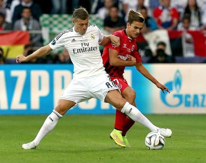 Kroos disputa el balón con Denis Suárez.