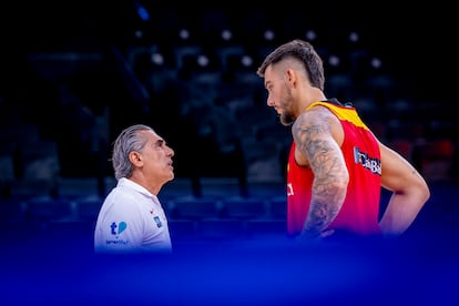 Scariolo y Willy Hernangómez, en un entrenamiento, en una imagen de la Federación.