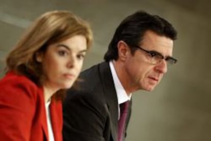 El ministro de Industria, Jos&eacute; Manuel Soria, junto a la vicepresidenta del Gobierno, Soraya S&aacute;enz de Santamar&iacute;a. 