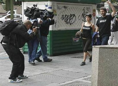 Jaume Roura, a la derecha, sale de la Audiencia Nacional donde ha prestado declaración por haber quemado una foto de los Reyes