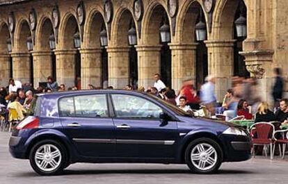 Estilizado, diferente y funcional. El Renault Mégane es el mejor coche de 2003, según el criterio de los especialistas de motor de <b><i>El Viajero.</b></i> En la imagen aparece en  la plaza Mayor de Salamanca.