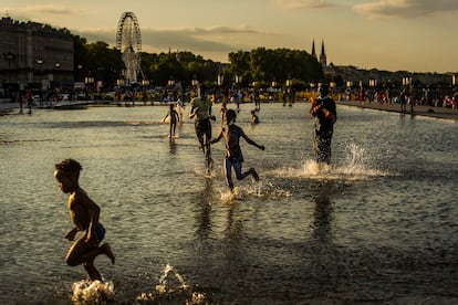 Los niños juegan en una fuente en Burdeos. Se percibe la explosión de vida del verano de 2021, el primero en el que la pandemia quedaba atrás en Europa.   