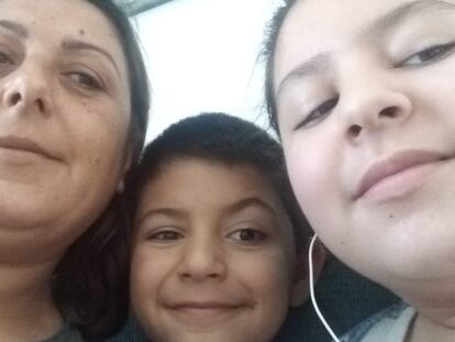 Coral Moreno y sus hijos en el hotel lanzaroteño en el que llevan confinados ocho días.