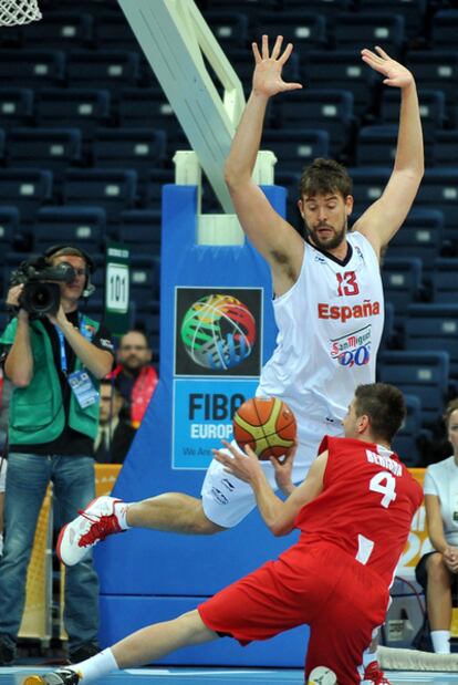 Marc Gasol intenta bloquear a Berisha.