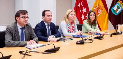 La número dos del Partido Popular Andrea Levy, junto al resto del equipo negociador del PP con Ciudadanos en el Ayuntamiento.