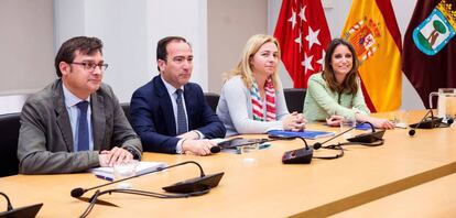 La número dos del Partido Popular Andrea Levy, junto al resto del equipo negociador del PP con Ciudadanos en el Ayuntamiento.